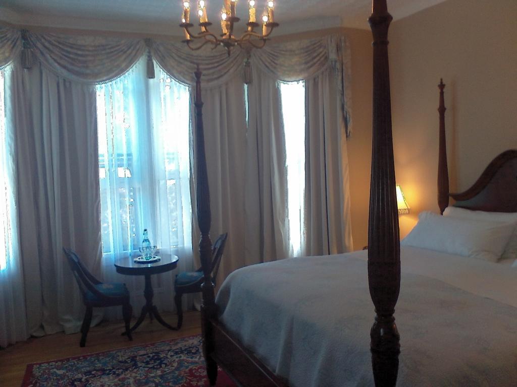 A Kingston Bed & Breakfast Exterior photo